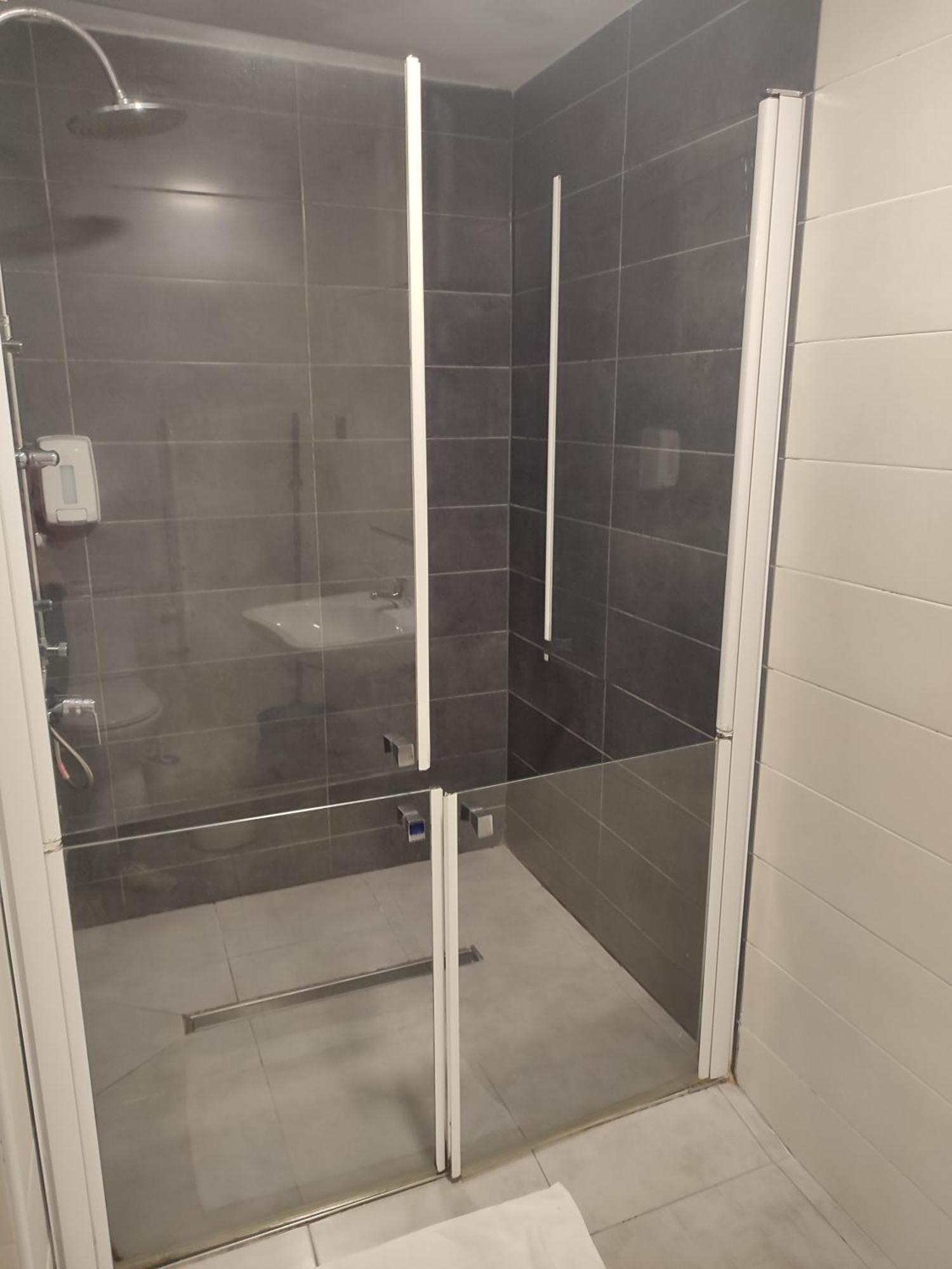 Bilbao Metropolitan Hostel By Bossh Hotels Exteriör bild